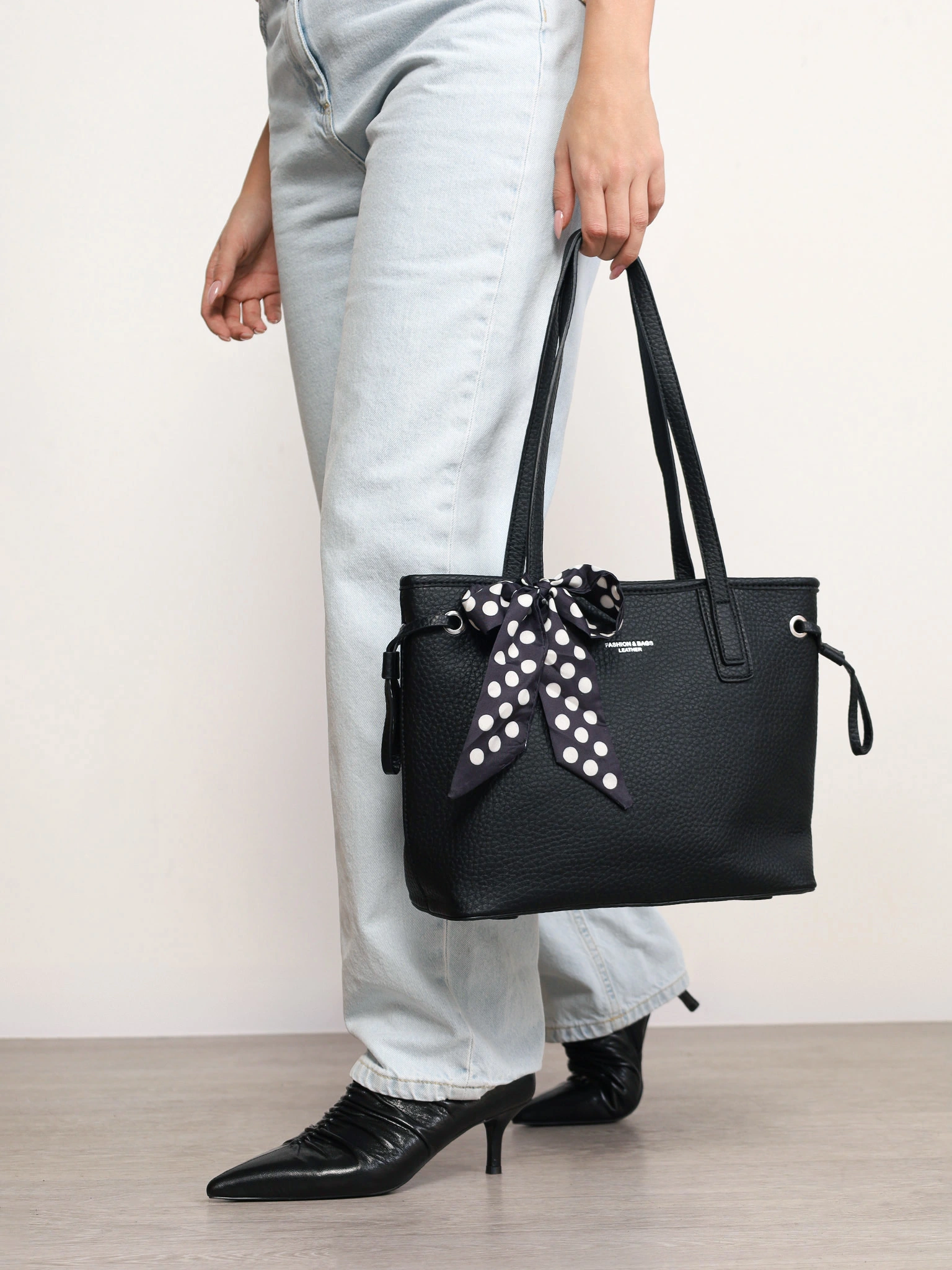 Сумка-тоут со стяжками по бокам и декоративным платком в ассортименте